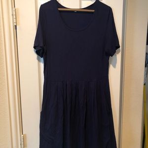 Blue Sz L shortsleeve dress with pockets.
